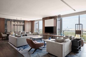 Minibar, in-room safe, desk, laptop workspace - Jiaxing Marriott Hotel (Jiaxing)