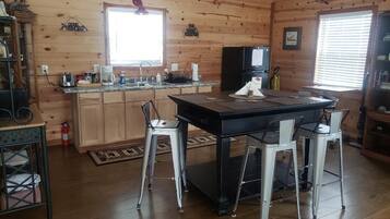 Réfrigérateur, micro-ondes, cafetière/bouilloire, grille-pain