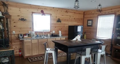 Cute One Room Upstairs Loft just minutes from Bull Shoals Lake & the White River