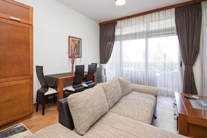 Apartamento básico | Sala de estar | TV de tela plana 42 polegadas com canais a cabo, TV