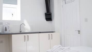 Een microgolfoven, een waterkoker, een broodrooster