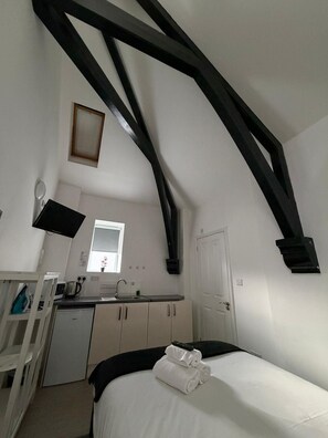 Standard Double Room | Private kitchen | Microwave, electric kettle, toaster - Beckenham High Street (Beckenham)