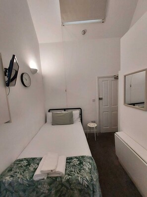 Standard Single Room | Iron/ironing board, free WiFi, bed sheets - Beckenham High Street (Beckenham)