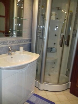 Apartment | Bathroom | Shower, rainfall showerhead, towels - Archway Apartment M1A0P9 (Tetouan)