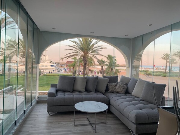 公寓 | 客廳 | 32 吋等離子電視連衛星電視頻道、電視