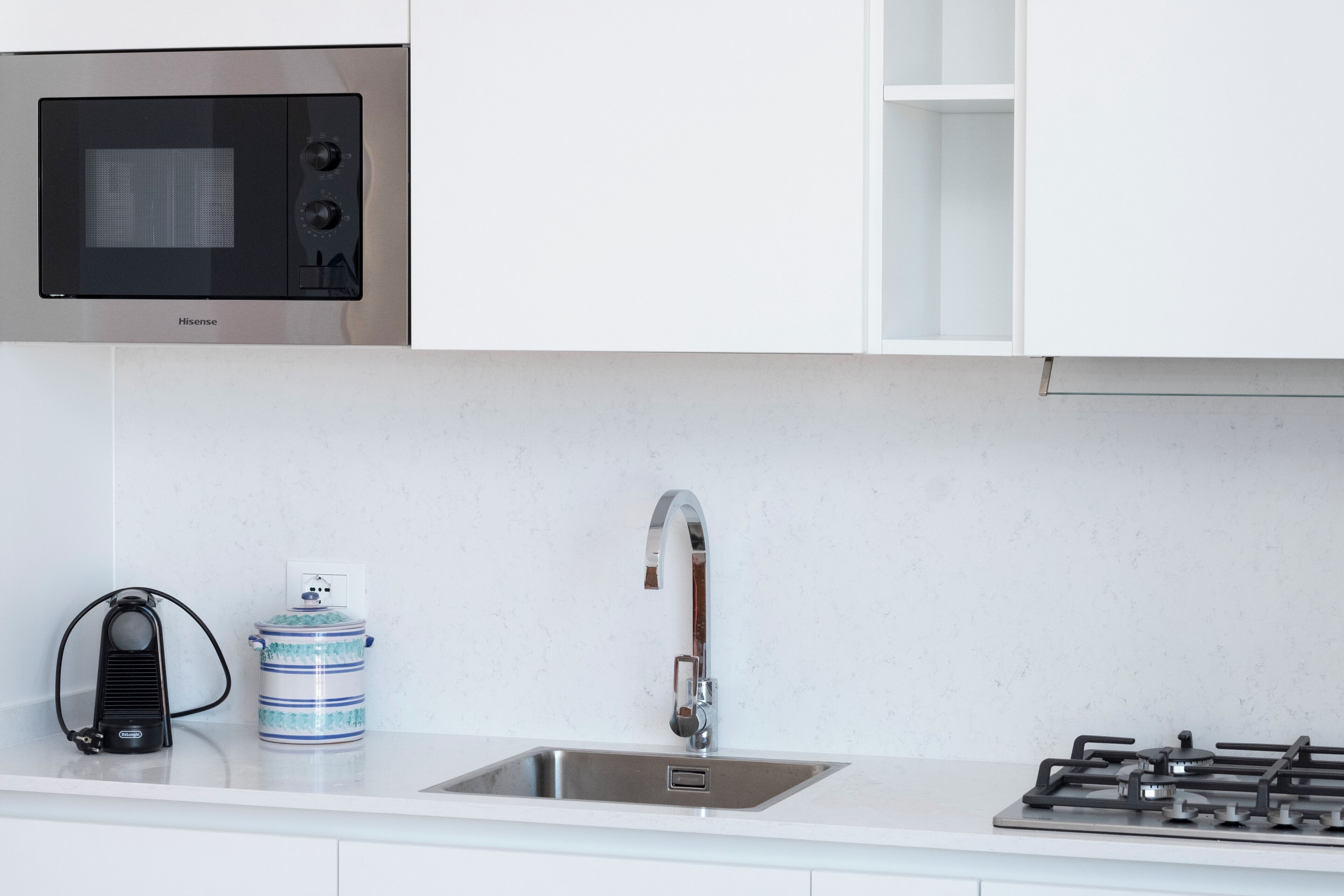 Lemari es besar, microwave, oven, dan kompor