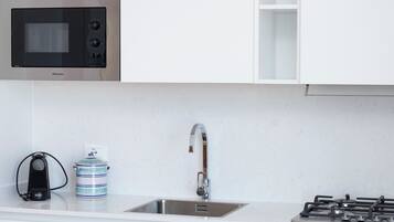 Lemari es besar, microwave, oven, dan kompor