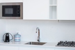 Lemari es besar, microwave, oven, dan kompor