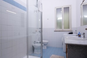 Villa, 5 chambres | Salle de bain | Douche, douche cascade, séchoir à cheveux, bidet
