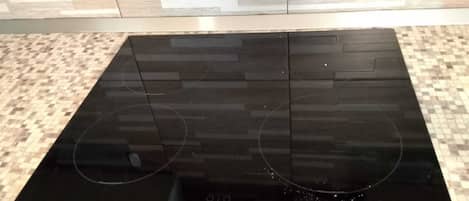 Frigorífico grande, microondas, placa de cocina y cafetera o tetera