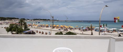 På stranden og hvit sand