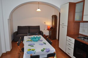 Apartment, 2 Schlafzimmer | Wohnbereich | Flachbildfernseher