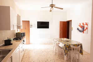 Apartment, 3 Bedrooms | Private kitchen | Full-size fridge, oven, stovetop, dishwasher - Casa Lisa a due passi dal mare con ampio giardino (San Vito Lo Capo)