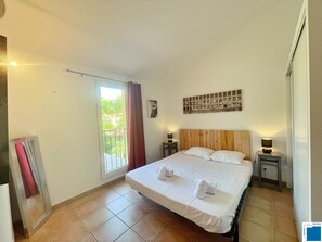 2 chambres, coffres-forts dans les chambres, fer et planche à repasser