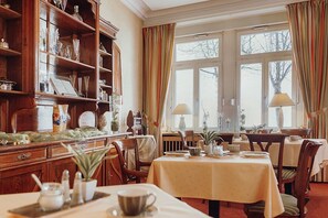 Daily buffet breakfast (EUR 7.50 per person) - Hotel Klute (Osnabrueck)