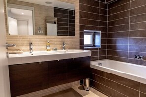 Suite (2) | Baño | Ducha, secador de pelo y toallas