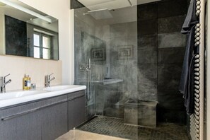 Suite (1) | Badkamer | Een douche, een haardroger, handdoeken