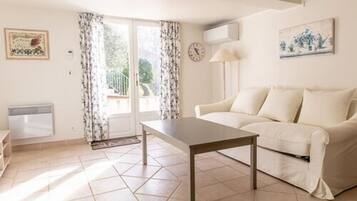 Apartemen (2) | Area keluarga | Televisi layar datar 80-cm dengan saluran TV digital, TV, dan foosball