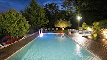 Kolam renang outdoor musiman, dengan payung kolam renang