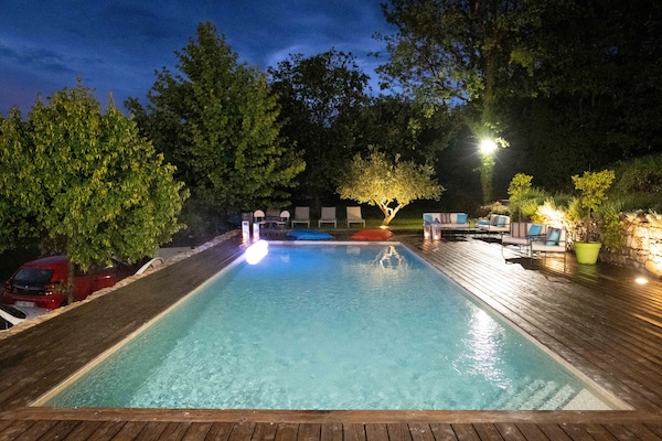 Una piscina al aire libre de temporada, sombrillas