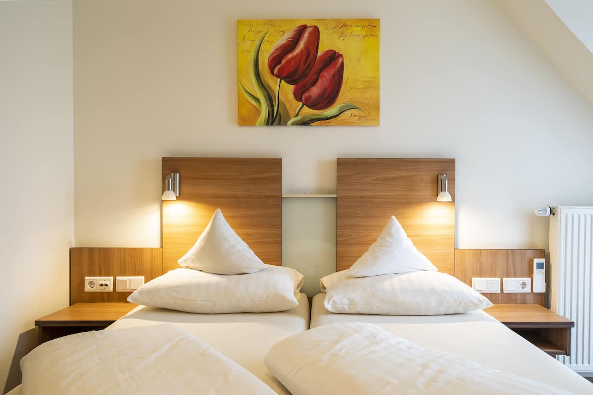 business double room | minibar, in-room safe, desk, laptop workspace