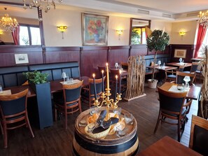 Serveert ontbijt, diner, Duitse gerechten, tuinzicht 