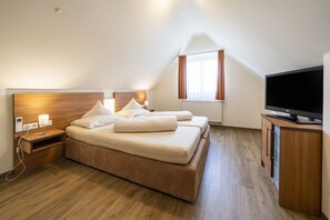Een minibar, een kluis op de kamer, een bureau, een laptopwerkplek