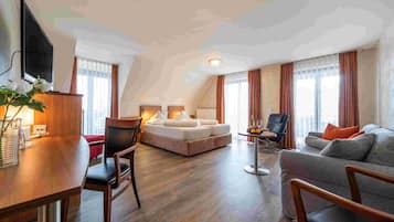 Superior-Vierbettzimmer | Minibar, Zimmersafe, Schreibtisch, laptopgeeigneter Arbeitsplatz