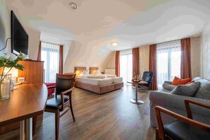 Habitació quàdruple superior | Minibar, caixa forta a l'habitació i escriptori 