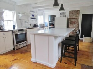 Rumah, Beberapa Tempat Tidur, patio, pemandangan kebun | Dapur pribadi | Lemari es, microwave, kompor, dan mesin pencuci piring