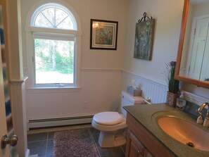 Rumah, Beberapa Tempat Tidur, patio, pemandangan kebun | Kamar mandi