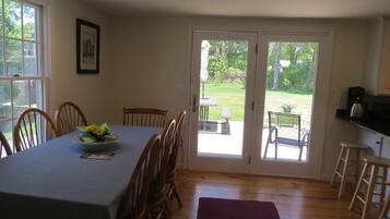 Rumah, Beberapa Tempat Tidur, patio, pemandangan kebun | Dapur pribadi | Lemari es, microwave, kompor, dan mesin pencuci piring