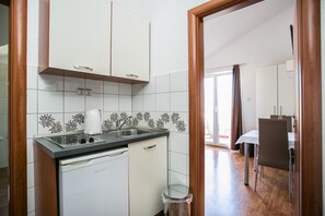 Fridge, stovetop, electric kettle, cookware/dishes/utensils
