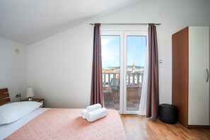 1 bedroom, WiFi, bed sheets - Lovely ❤ studio for 2, by the beach, Seget Donji (Seget Donji)