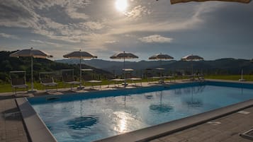 Una piscina al aire libre de temporada