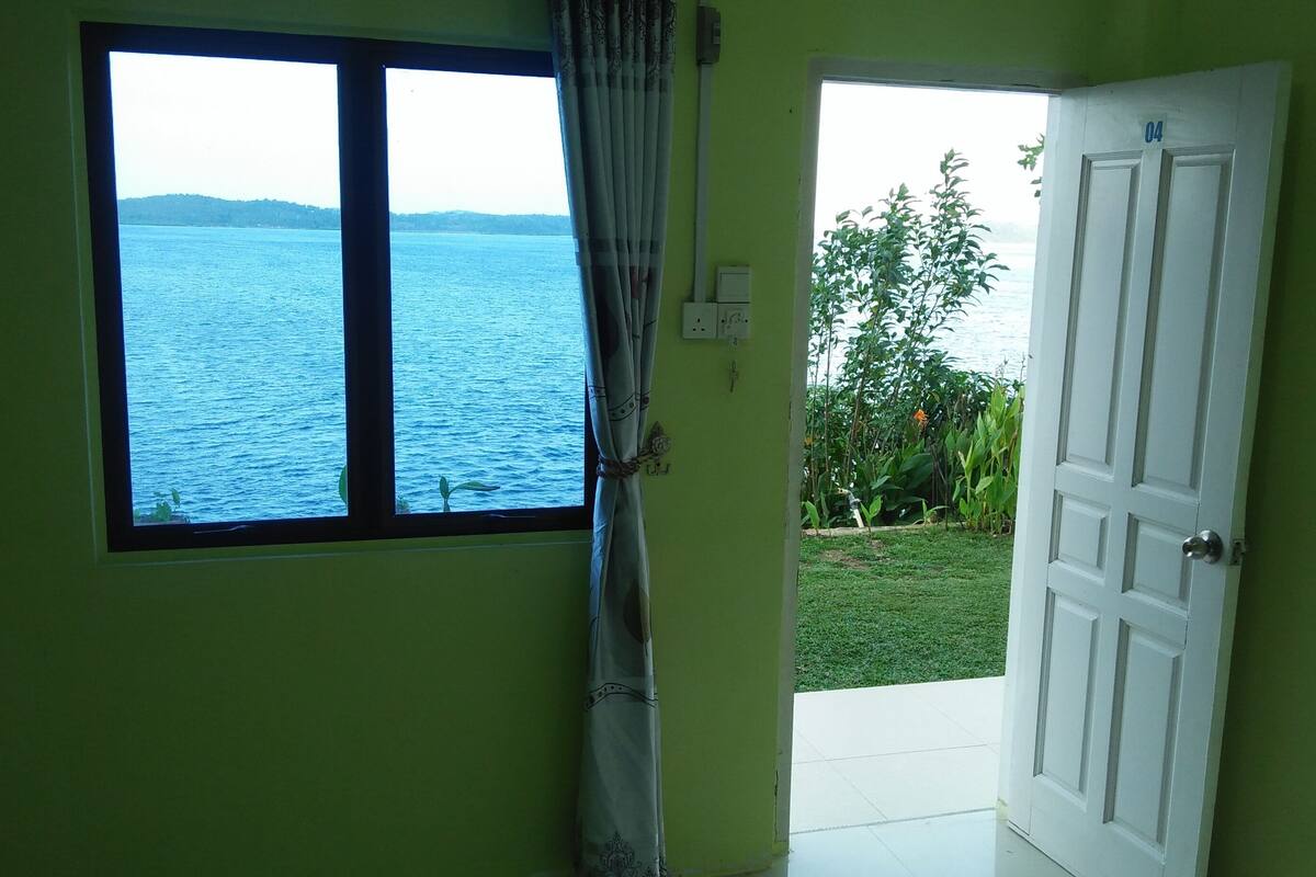 Barelang Suite | Down comforters, pillowtop beds, blackout drapes, bed sheets
