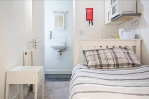 Basic Single Room | Free WiFi, bed sheets - 30 Beckenham Studios (Beckenham)