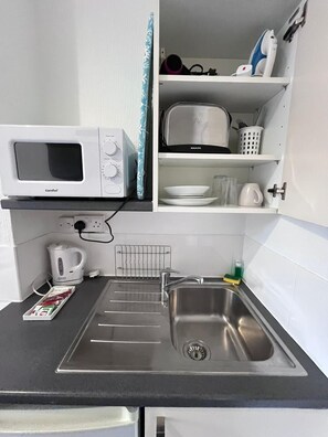 Microwave, electric kettle, toaster - 30 Beckenham Studios (Beckenham)