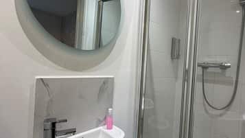 Een douche, gratis toiletartikelen, een haardroger, handdoeken