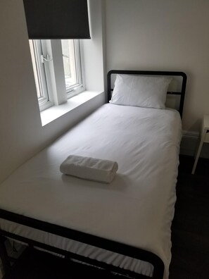Kamar Single Basic | Wi-Fi gratis dan seprai linen