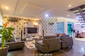 Smart TV, DVD player, stereo, offices