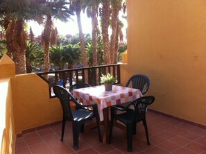 Outdoor dining - Casa Coleman, one bedroom apartment with kitchen, bathroom, lounge and terrace. (Corralejo)