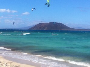 Beach nearby - Casa Coleman, one bedroom apartment with kitchen, bathroom, lounge and terrace. (Corralejo)