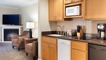 Kühlschrank, Mikrowelle, Herdplatte, Wasserkocher mit Kaffee-/Teezubehör