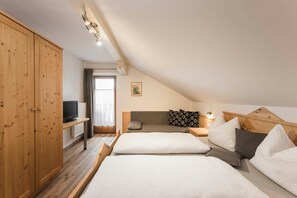1 slaapkamer, een strijkplank/strijkijzer, wifi, beddengoed