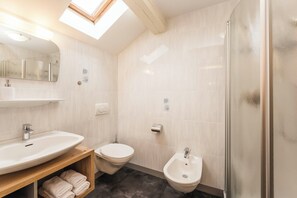 Regadera, secadora de cabello, bidet, toallas 