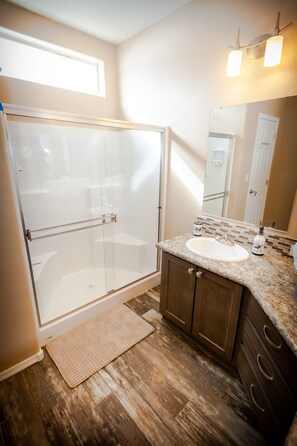 Combined shower/tub, hair dryer, towels, soap - Home away from Home  in Historical downtown Williams! (Williams)