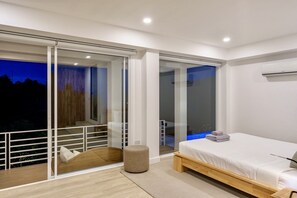 1 غرفة نوم وخزنة داخل الغرفة ومكتب ومكواة/لوح كي