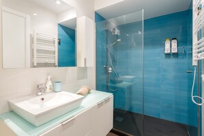 Shower, hair dryer, towels