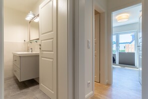 Apartment, 2 Bedrooms | Bathroom | Shower, hair dryer, towels
